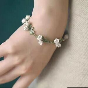 Vintage Style, Lily & Pearl look Bracelet
